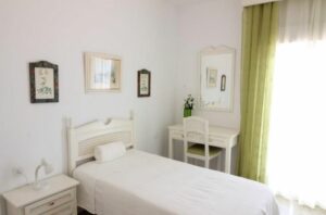 Dormitorio blanco piso en venta Vejer