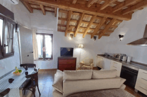 Chalet adosado en Vejer Salón cocina comedor techo madera